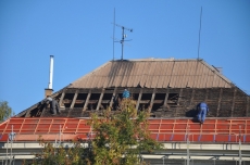 Trwa remont dachu budynku, w którym mieści się Centrum Pedagogiczne dla Polskiego Szkolnictwa Narodowościowego w RC