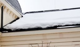 Coraz grubsza pokrywa śniegu na dachach kamienic to spore niebezpieczeństwo. Uwaga na głowy! Fot. Marcin Wieczorek