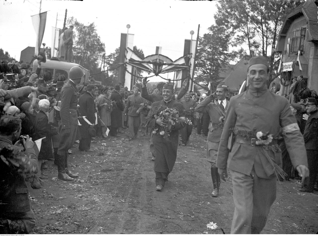 Img Karwina, październik 1938. Polscy mieszkańcy miasta podczas defi lady po zajęciu Zaolzia. Fot. NAC