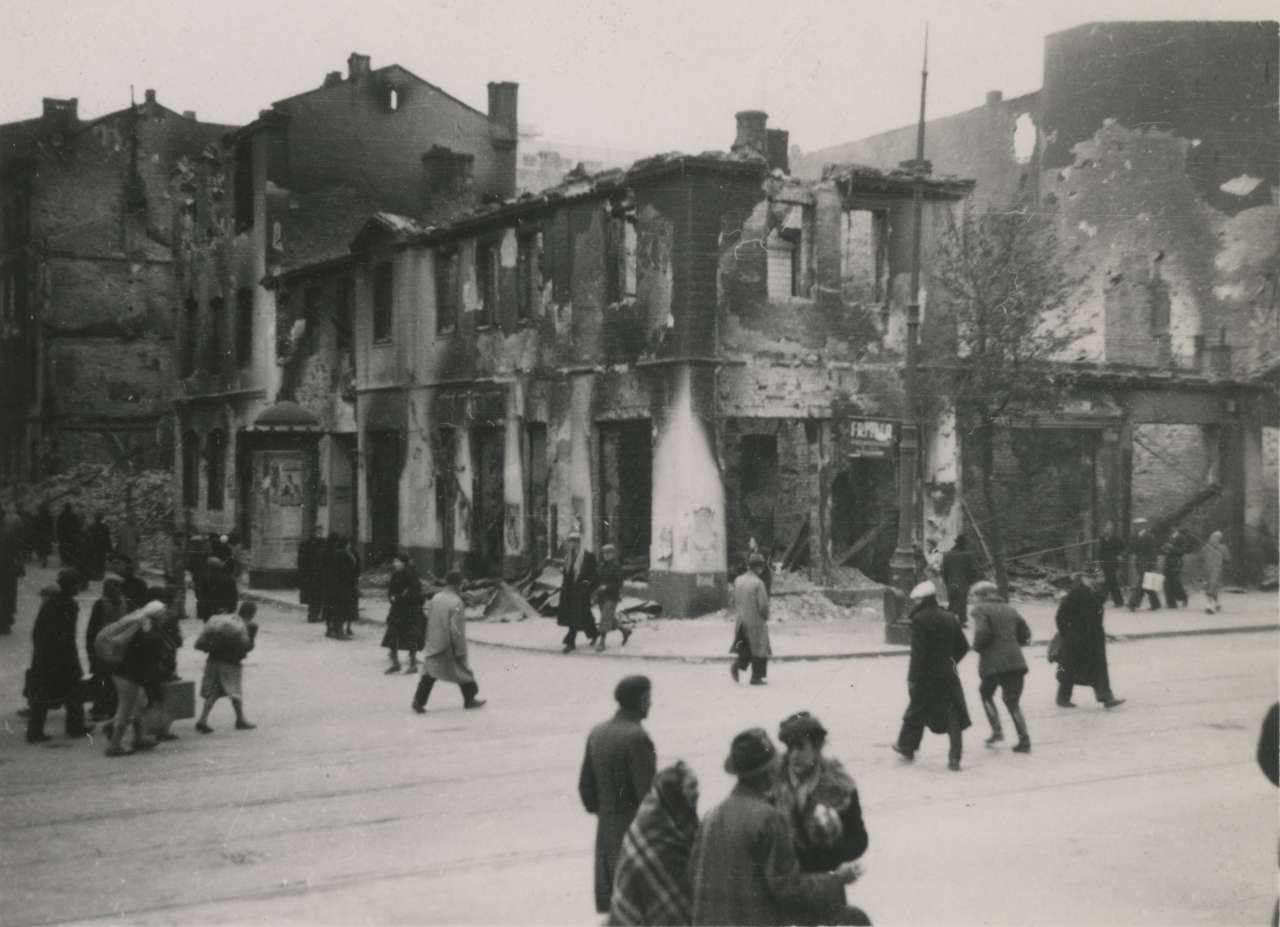 Img Warszawa, początek września 1939. Miasto po nalotach bombowych. Fot. Ośrodek Karta