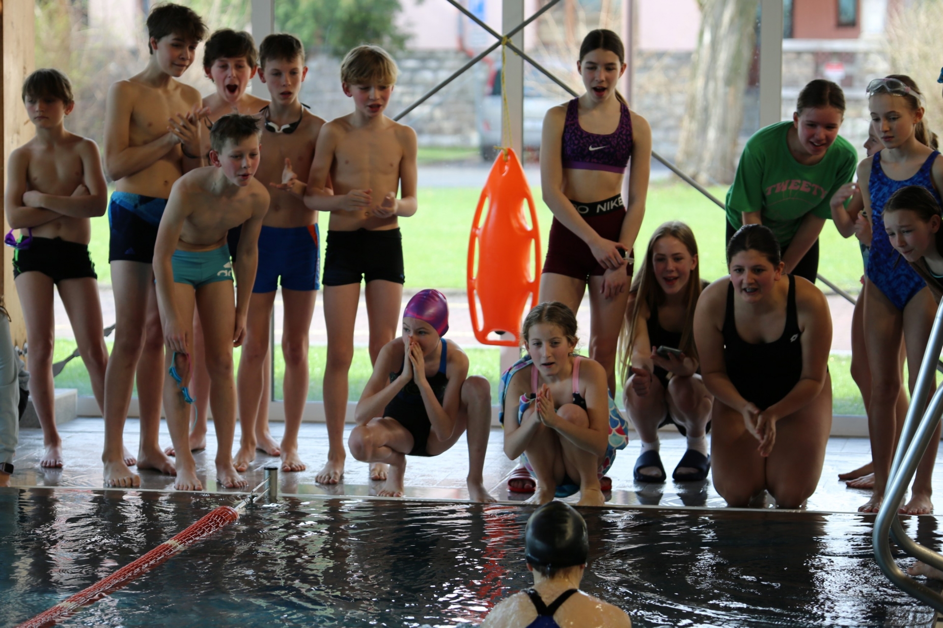 Img Młodzi  pływacy mogli liczyć na żywiołowy doping swoich kolegów i koleżanek. Fot. ŁUKASZ KLIMANIEC