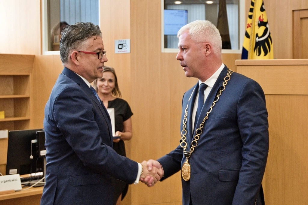 Img Gratulacje nowemu hetmanowi (z prawej) składa dyrektor Urzędu Wojewódzkiego w Ostrawie Tomáš Kotyza. Fot. Województwo Morawsko-Śląskie