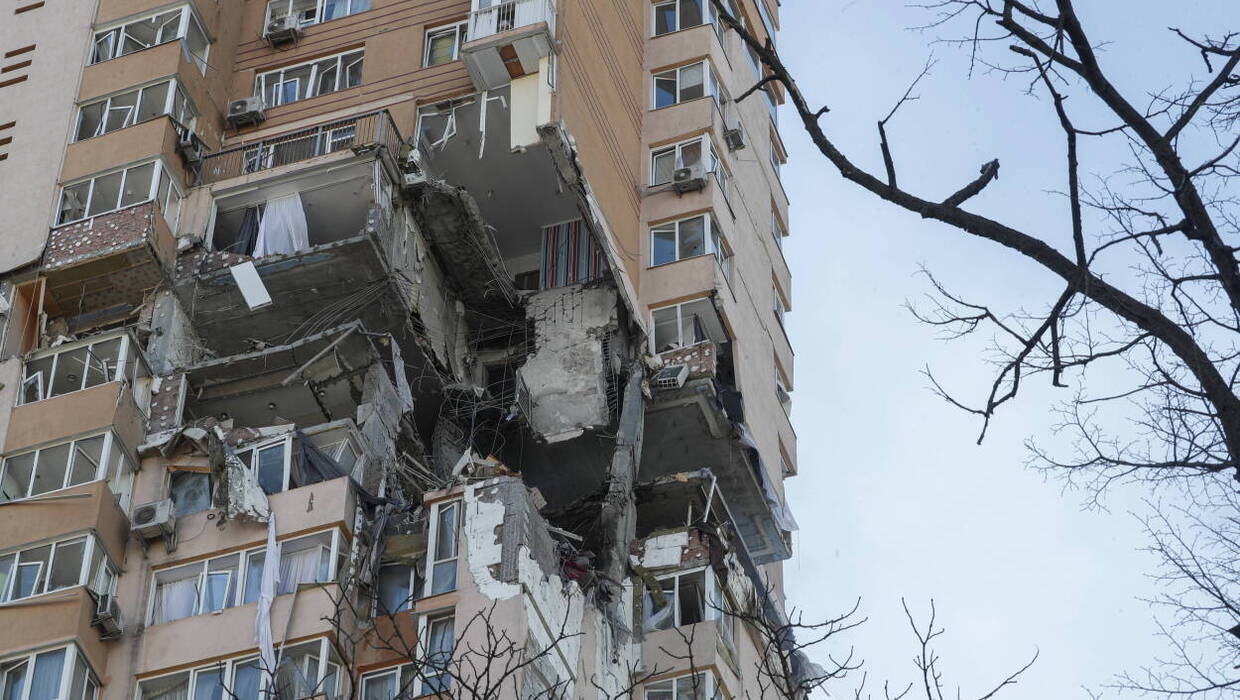 Img Uszkodzony dom w Kijowie. Fot. PAP/EPA/Sergey Dolzhenko