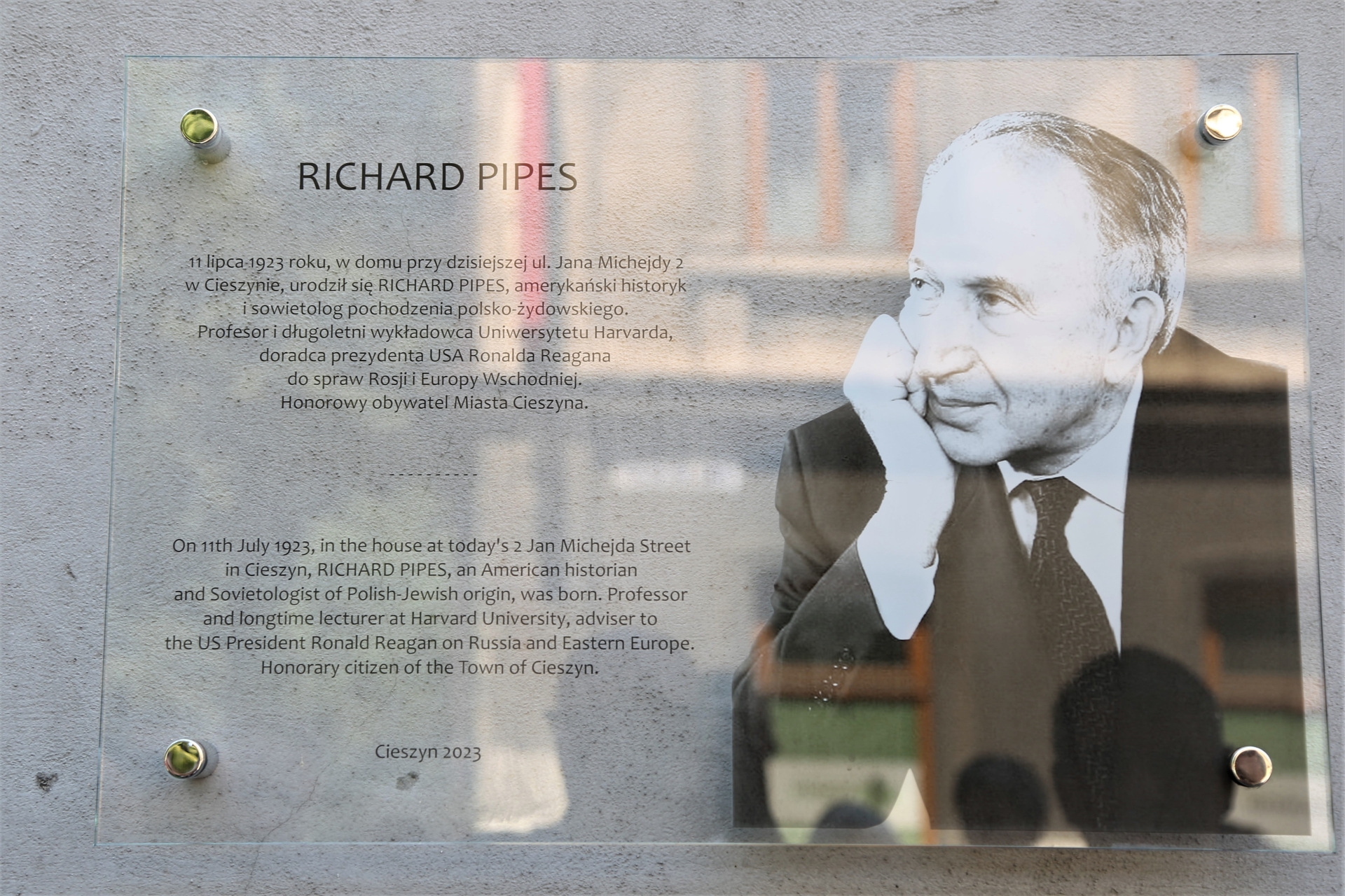 Img W lipcu tego roku w Cieszynie została odsłonięta tablica pamiątkowa poświęcona prof. Richardowi Pipesowi. Fot. Łukasz Klimaniec