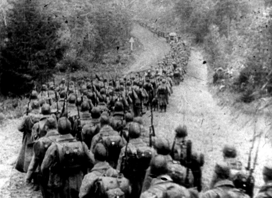 Img Kolumny piechoty sowieckiej wkraczające do Polski 17.09.1939. Fot. Wikimedia Commons