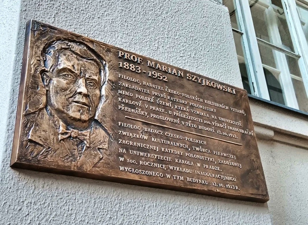 Img  Tablica pojawiła się na budynku przy ulicy Břehowej 78/7 – w miejscu wykładu inauguracyjnego polonistyki, który miał miejsce 13 października 1923 roku. Fot. X/Polska Praga