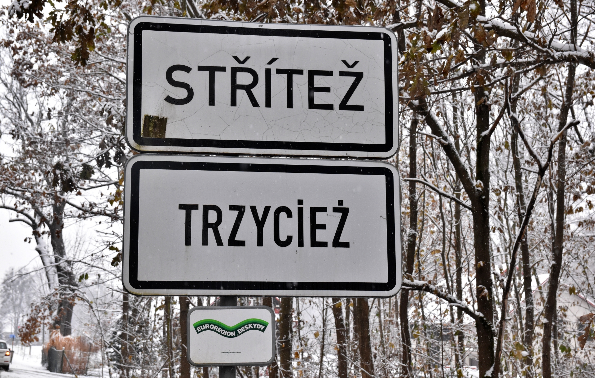 Img Trzycież należy do tych miejscowości, gdzie dwujęzyczne nazewnictwo jest konsekwentnie stosowane. Brakuje tylko polskiej nazwy na kolei. Fot. Danuta Chlup