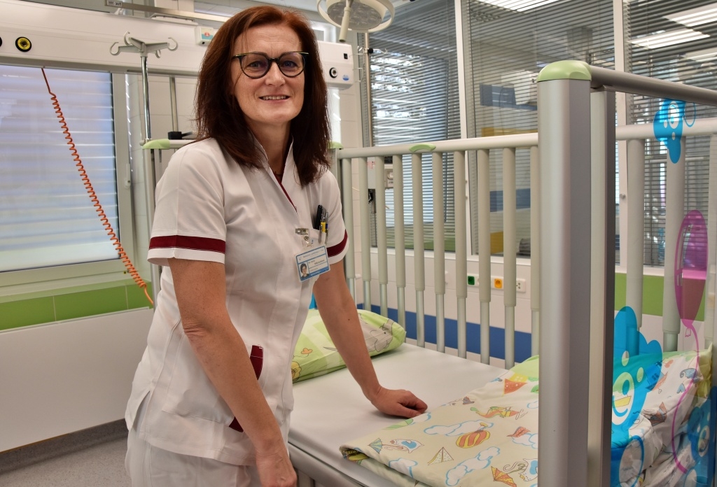 Img Siostra oddziałowa Ivona Mikulenkowa w sali wyposażonej w łóżko dla niemowlęcia. Fot. DANUTA CHLUP 