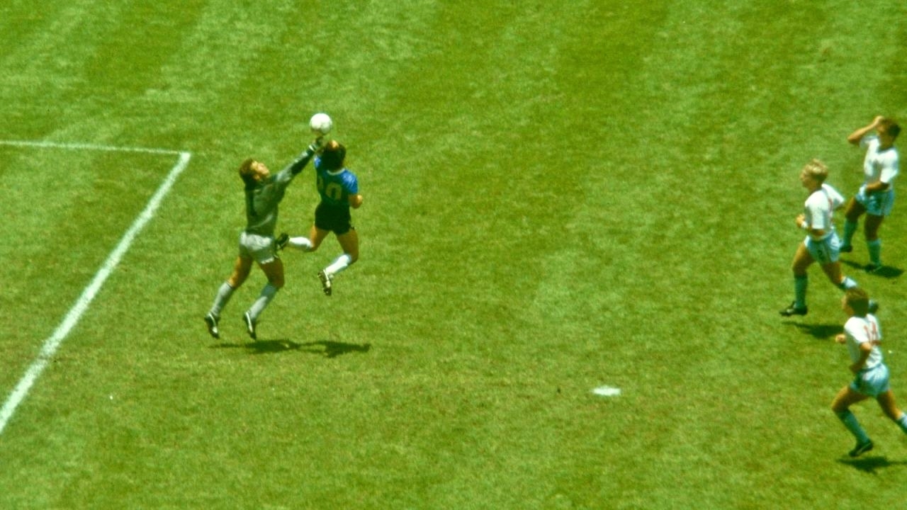 Img Boski Diego, a właściwie jego boska ręką. Argentyńczyk w starciu z angielskim bramkarzem Peterem Shiltonem. Fot. ARC
