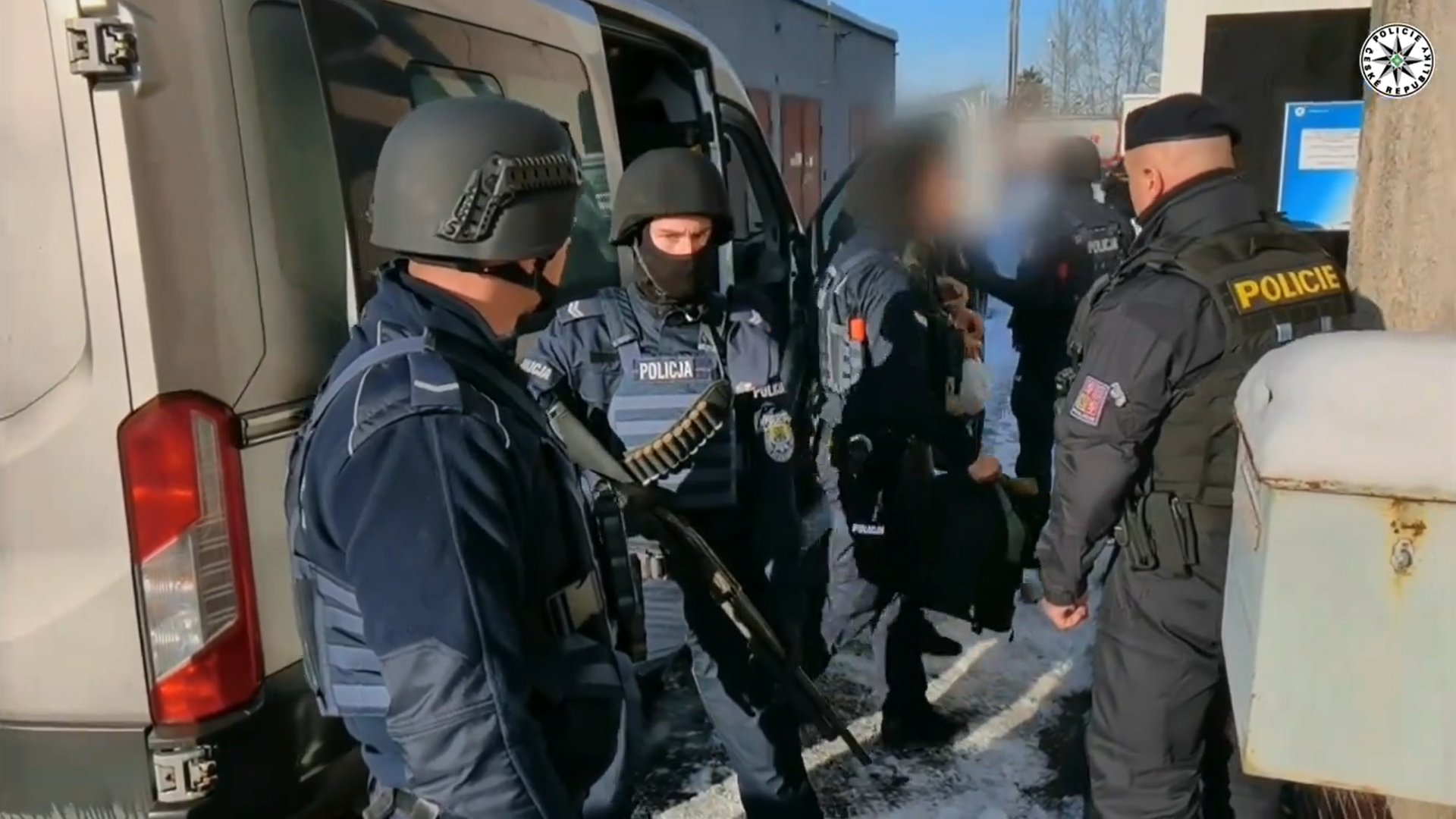 Img polscy policjanci przywieźli  Tomáša Čermáka w specjalnym konwoju na przejście graniczne w Cieszynie-Kocobędzu, gdzie w samo południe przejęli go czescy policjanci. Fot. Czeska policja