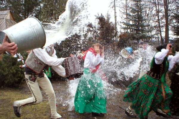 Image Poniedziałek Wielkanocny: dyngus, karabacze i rodzinne świętowanie 