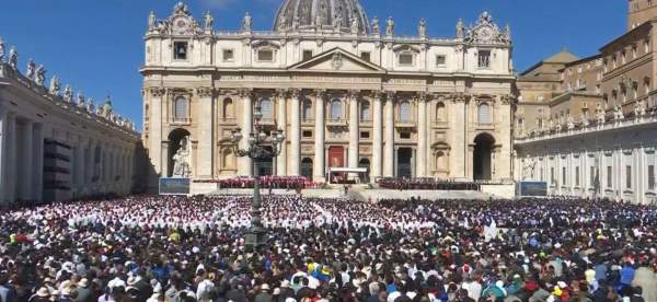 Image Tłumy na placu Św. Piotra. O godz. 10.00 pogrzeb papieża Franciszka