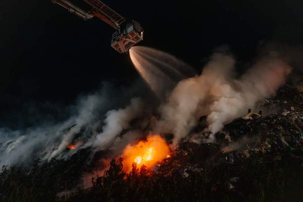 Image Sucha Górna: nocny pożar na składowisku śmieci