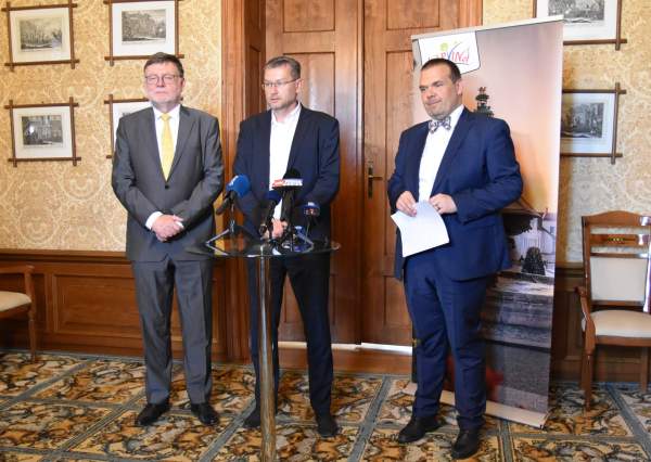 Image Ministrowie przyjrzeli się starej Karwinie