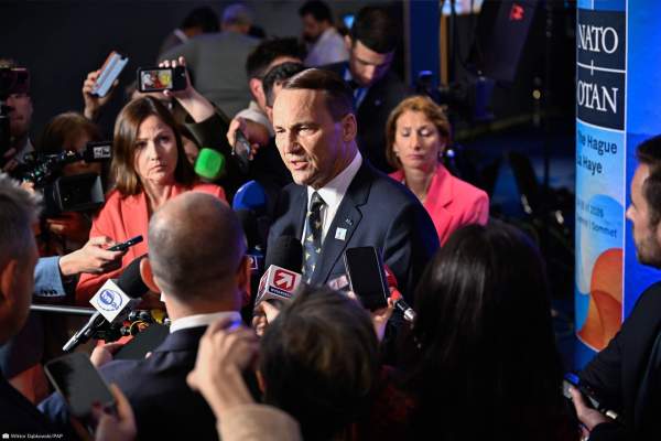 Image Sikorski: w rosyjskim ataku na Kijów ucierpiał budynek polskiej ambasady
