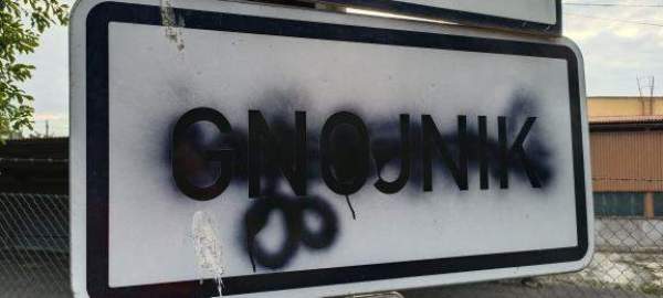 Image Polskie napisy w Gnojniku zamalowane. Stare demony wróciły