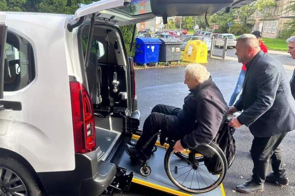 Image Trzyniec ma nowe auto do przewozu osób niepełnosprawnych