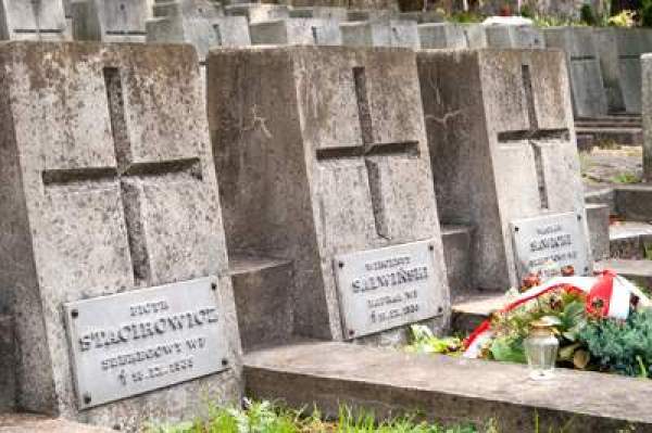 Image Polscy dyplomaci odwiedzają miejsca pamięci narodowej