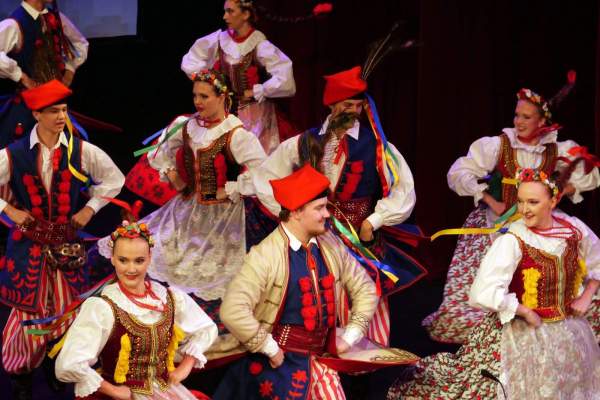 Image Trzy światy! Mozaika Folkloru ukazała piękno tradycji