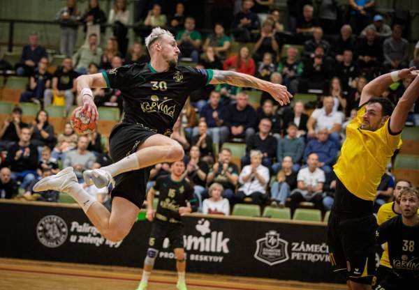 Image Puchar EHF: Awans Karwiny do III rundy. Znakomity szczypiorniak ekipy Michala Brůny
