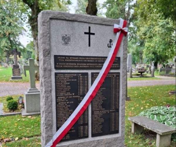 Image Dyplomaci i Polonia złożyli kwiaty na cmentarzu Haga Norra