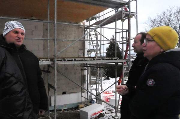 Image Fundacja „Pomoc Polakom na Wchodzie” im. Jana Olszewskiego ogląda remontowane Domy Polskie