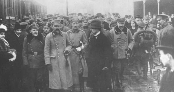 Image 107 lat temu Józef Piłsudski przejął władzę z rąk Rady Regencyjnej; ten moment stał się symbolem