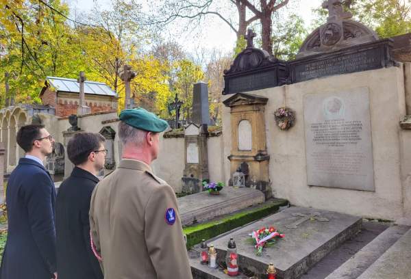 Image Światła i wiązanki na polskich grobach w Pradze