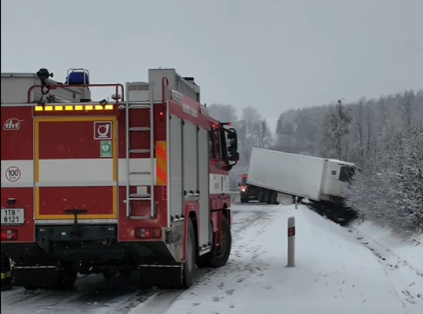 Image Mosty k. Jabłonkowa: Wypadek z udziałem tira. Śnieg daje się we znaki w całym regionie
