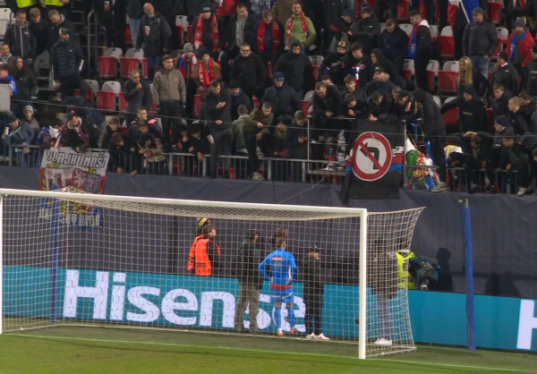 Image Pod prysznicem: Nie strzelajcie do kibiców