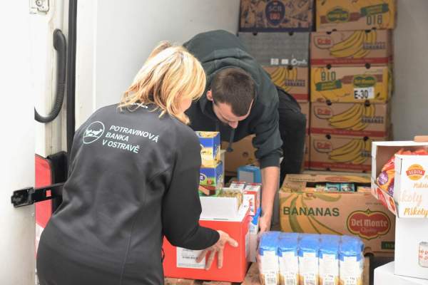 Image Tony żywności dla potrzebujących