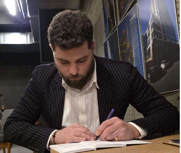 Image „Dla niektórych dwadzieścia jeden to szczęśliwa liczba”. Jacek Ślewczuk z debiutanckim tomikiem poezji