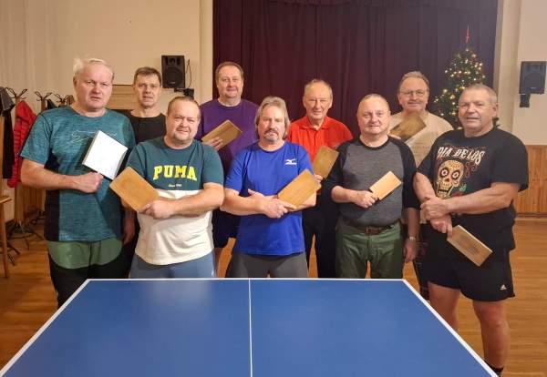 Image Zagrali w tenisa stołowego... deskami do krojenia mięsa. I świetnie się bawili