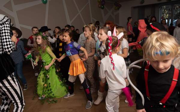 Image Taneczne pląsy. Zobaczcie, jak dzieci z polskiej podstawówki w Bystrzycy bawiły się na baliku