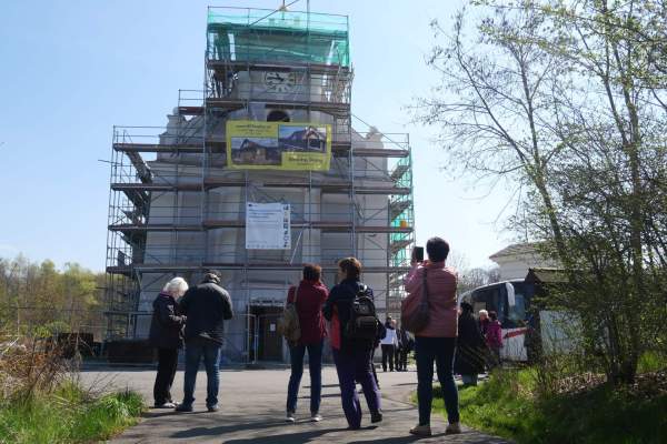 Image Karwina: krzywy kościół w remoncie, ale zwiedzanie trwa