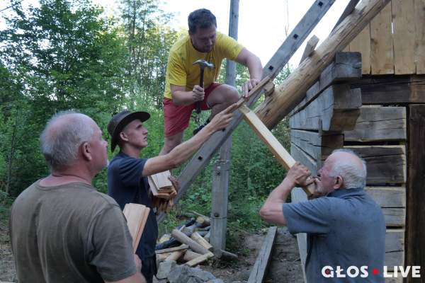 Image Szyndzioły pokrywają dach kolyby na Girowej