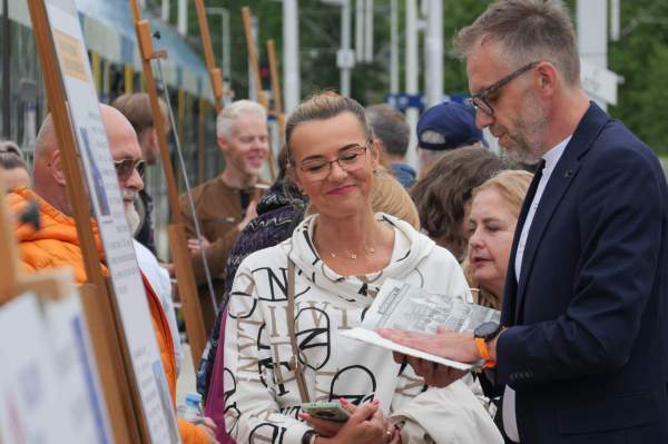 Image Pociąg do czytania w Granatowe Góry