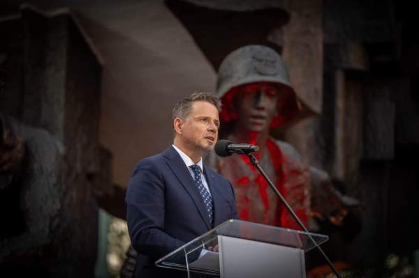 Image Przed pomnikiem Gloria Victis w godzinę „W” oddano hołd powstańcom
