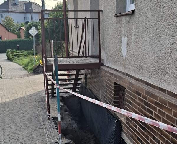 Image Dom PZKO w Olbrachcicach z nową hydroizolacją. Wakacyjny remont powinien zatrzymać wilgoć i zalewanie piwnic