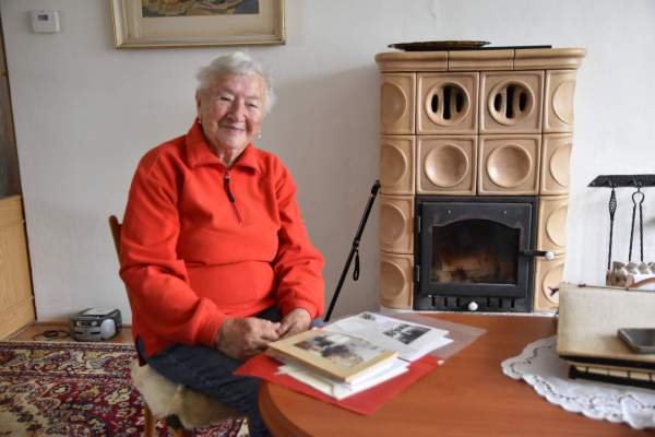 Image Dziewczyna ze starej »przemysłówki«