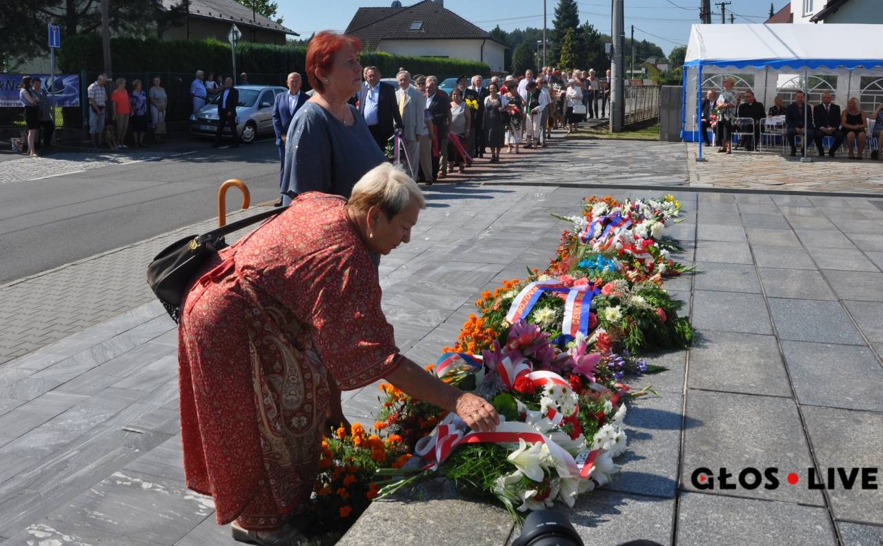 Img Małgorzata Rakowska i Helena Legowicz składają kwiaty na grobie ofiar żywocickiego mordu. Fot. BEATA SCHONWALD