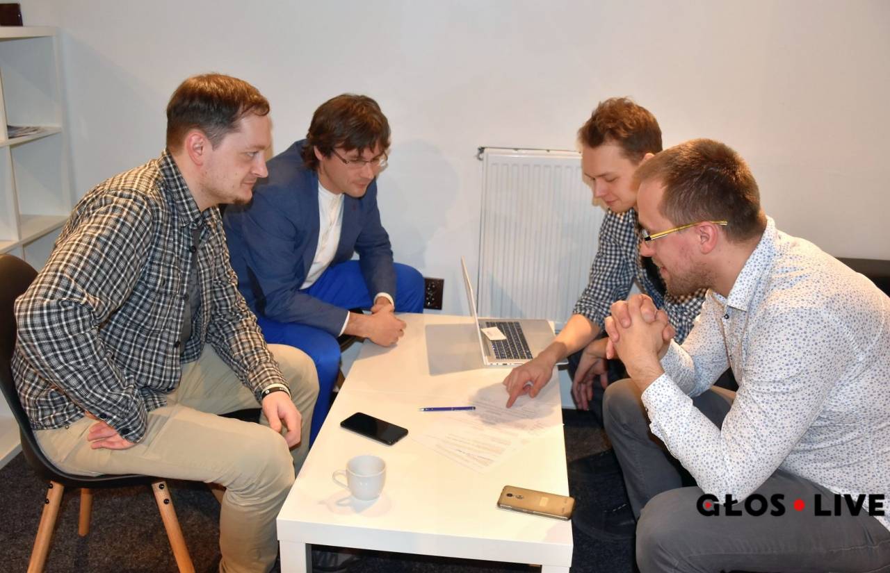 Img Tomasz Ryłko (na pierwszym planie z lewej) będzie jednym z pierwszych freelancerów korzystających z Centrum Coworkingowego. Fot. DANUTA CHLUP