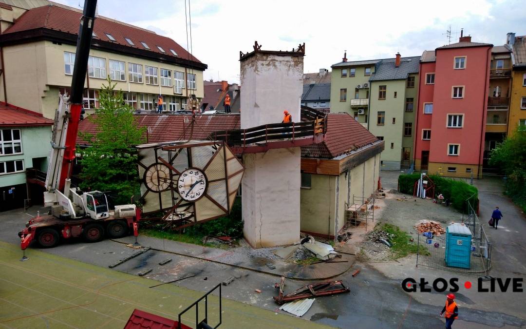 Img W czwartek zdjęto zegar, w poniedziałek zburzono wieżę. Fot. MARIA JARNOT