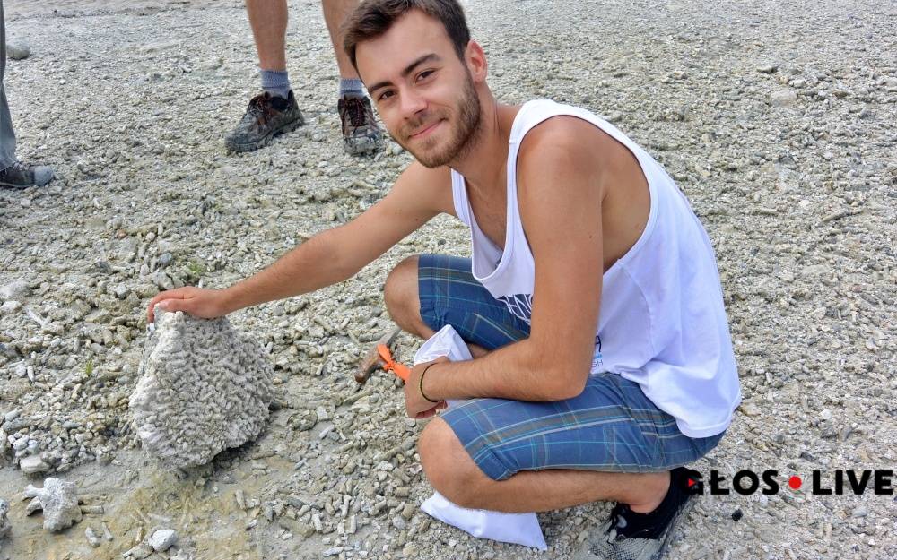 Img Daniel Madzia ze skamieniałością koralowców w Panamie. Fot. ARC D. Madzi